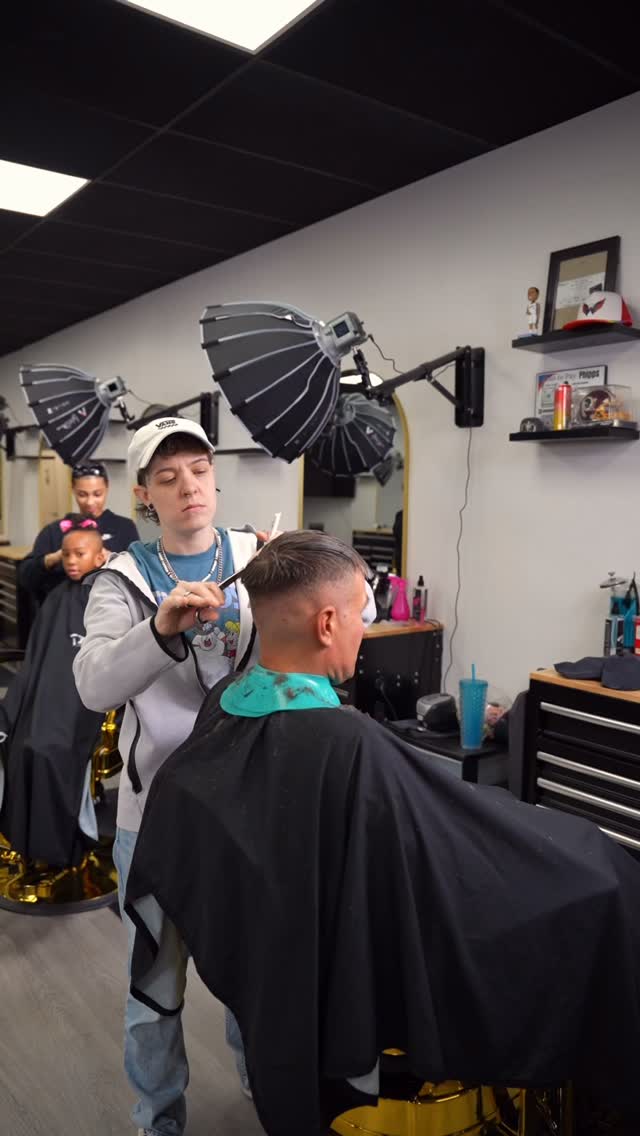 MEET PHIPPS 💈
Clean fades. Calm energy. Great with kids.
Phipps is all about precision and making sure every client feels taken care of, especially the little ones.
If you’ve been looking for a barber you can trust with your child’s haircut (or your own), she’s the one.
Now accepting new clients at TJM Barber Co.