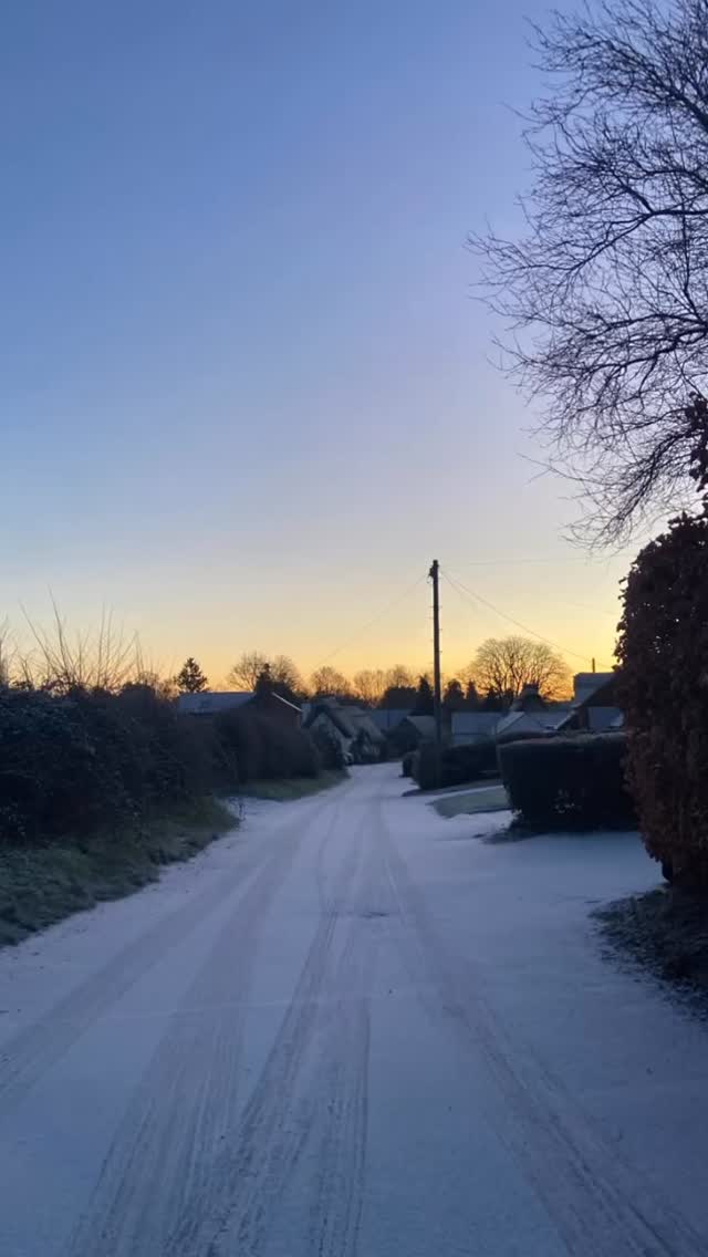 A glorious Monday and back to it! Frosty under foot with a dusting of snow.
#englishcountryside #home #snow #wintersun #warwickshire