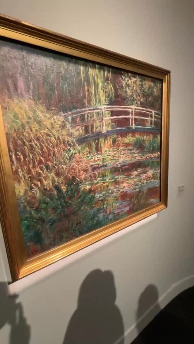 Ayer visitamos DESENFOCADO en el @caixaforum con los alumnos del curso de fotografía contemporánea.
Una exposición que nos invita a mirar donde normalmente no miramos: en el error, en la imprecisión, en aquello que se escapa de la nitidez absoluta. Desenfocado reúne obras de fotografía, vídeo, pintura e instalación que exploran cómo el fallo, el accidente o la pérdida de control pueden convertirse en herramientas creativas de primer orden.
En fotografía, solemos asociar el “desenfoque” a un descuido técnico. Sin embargo, esta exposición lo convierte en un lenguaje propio: un recurso expresivo capaz de hablar de memoria, de movimiento, de fragilidad, de tiempo, de percepción. Las imágenes borrosas, vibrantes o incompletas nos obligan a mirar dos veces y a hacernos preguntas: ¿qué es realmente una imagen correcta? ¿Qué entendemos por precisión? ¿Puede la imperfección revelar algo más auténtico?
Lo fascinante de Desenfocado es que no se limita a mostrar obras: propone una reflexión profunda sobre cómo vemos y cómo registramos el mundo. Nos recuerda que la creatividad surge muchas veces de lo inesperado y que detrás de cada “error” hay una posibilidad estética, conceptual y narrativa.
Una visita ideal para abrir la mente, para cuestionar las normas de la fotografía tradicional y para entender cómo muchos artistas han transformado la imperfección en una forma de belleza.