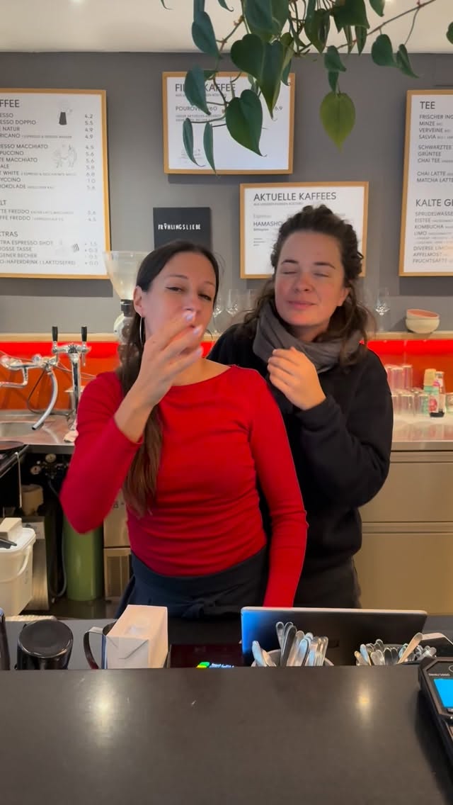 Sending kisses to our colleagues on the other side ❤️.
@kaffeemacherbahnhof
#caféfrühling #kaffeemacher #coffee #kiss #basel