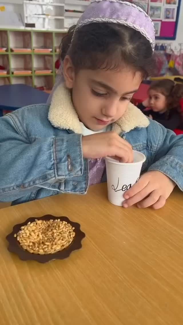 Exploring nature through hands-on planting.🌱