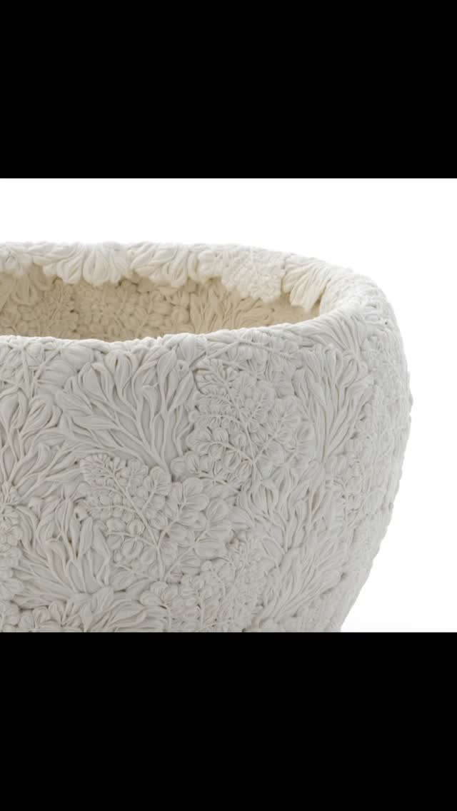 The last day of @designmiami. My works are with @adrian_sassoon_gallery at Booth G23.
Many thanks to the entire team.
On this post :
A MORINGA AND LEAVES BOWL, 2025
Moulded, carved and hand-built porcelain with an interior of dancing sprigs
H.14 Dia.20.5 cm
H.5 1/2 Dia.8 1/8 in
Photo by @sylvaindeleuphotographer
PUBLIC SHOW DAYS
Sunday 7 Dec: 11am-6pm
ADDRESS
Booth G23
Convention Center Drive & 19th Street
Miami Beach, USA
The show is WEST of the Convention Center on Convention Center Drive between 18th & 19th streets.
#porcelain #ceramics #craft #handmade #handcarved #clay #natureinspired #magnolia #sakura #cherryblossoms #petals #hands #creatingbyhands #hitomihosono#hitomihosonoceramics
#adriansassoon#adriansassoongallery
#designmiami2025 #designmiami #miamibeach #florida #creatingporcelain