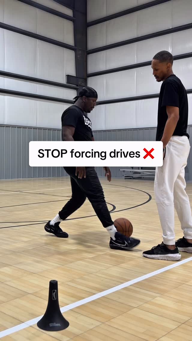 STOP forcing it ‼️
If the defender slides and beats you to the spot…
that drive is dead 💀
Don’t crash out trying to go through a wall.
⬅️ Retreat
🔎 Read
💥 React
Make him reset his feet 👣
Make him reach 🤏
Make him guess ❓
Make him shift twice.
Change pace, Change angles 🧠🏀
Patience turns good defense into easy buckets.
Slow down ⏳
Control the defender 🎮
#basketballskillstraining #playerdevelopment #ballislife #shifty #ballhandling