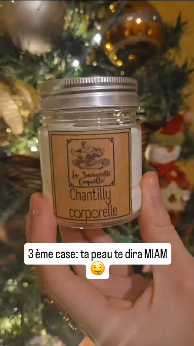 🎄✨ Troisième pochette… et on monte le niveau de douceur.
Aujourd’hui, place à une véritable gourmandise pour la peau : la chantilly au beurre de karité. Onctueuse, crémeuse et légère à la fois, elle a été battue à la main, puis délicatement pochée dans son pot ambré.
À l’application, c’est un petit luxe : elle fond instantanément, régénère les peaux abîmées, apaise les zones irritées et protège contre les agressions extérieures. Un soin riche, sensoriel, qui laisse la peau souple et nourrie sans effet gras.
On la conserve dans un endroit frais pour préserver toute sa texture… au risque de la voir fondre comme un dessert d’hiver.
💛 Pochette numéro 3 validée…
On se retrouve dimanche pour la suite du calendrier !