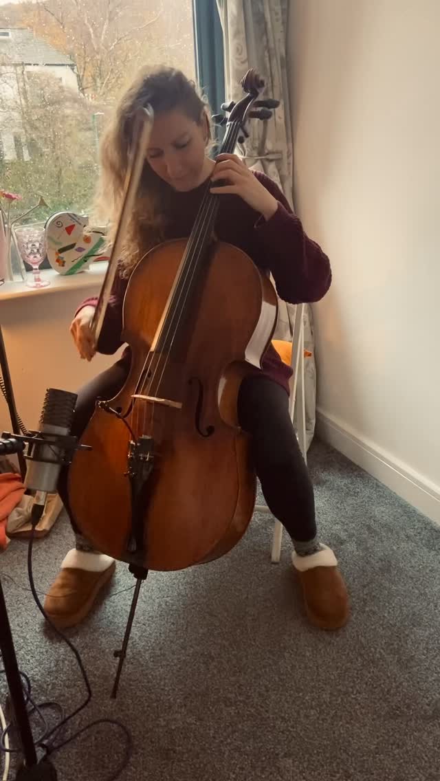 🎻 The Slipper Shuffle 🎻
Gently emerging from the lurgy with a Monday morning musical musing 🎶
Take your vitamins, friends! 😘
#shuffle #groove #cello #musician #lurgy #slippers