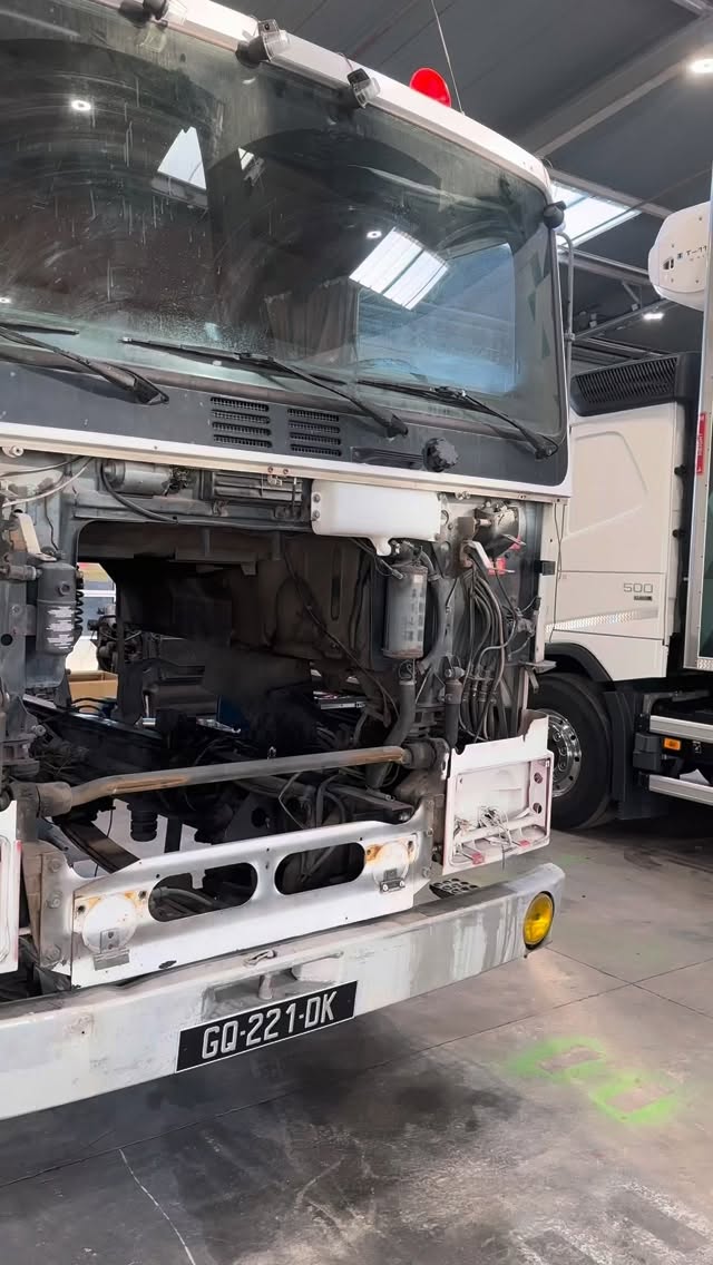 ✨ TRANSFORMATION EXTREME D’UN CHÂSSIS MERCEDES ! ✨
Regarde bien jusqu’à la fin… on a aérogommé chaque point de rouille du châssis : poids, pot d’échappement, garde-boue métal, traverses… TOUT y passe ! 😳🔥
Le résultat ? Un camion qui renaît littéralement ! 🚚✨
⚙️ Du métal rongé ➜ au métal comme neuf
💨 Aérogommage ultra précis
🎥 satisfaction garantie
🥶 Transformation que personne n’attend
Si tu kiffes les grosses rénovations mécaniques ➜ ❤️ + 🔁
Tu veux voir la suite ? Dis-le en commentaire 👇🔥#aerogommage #fyp #metal