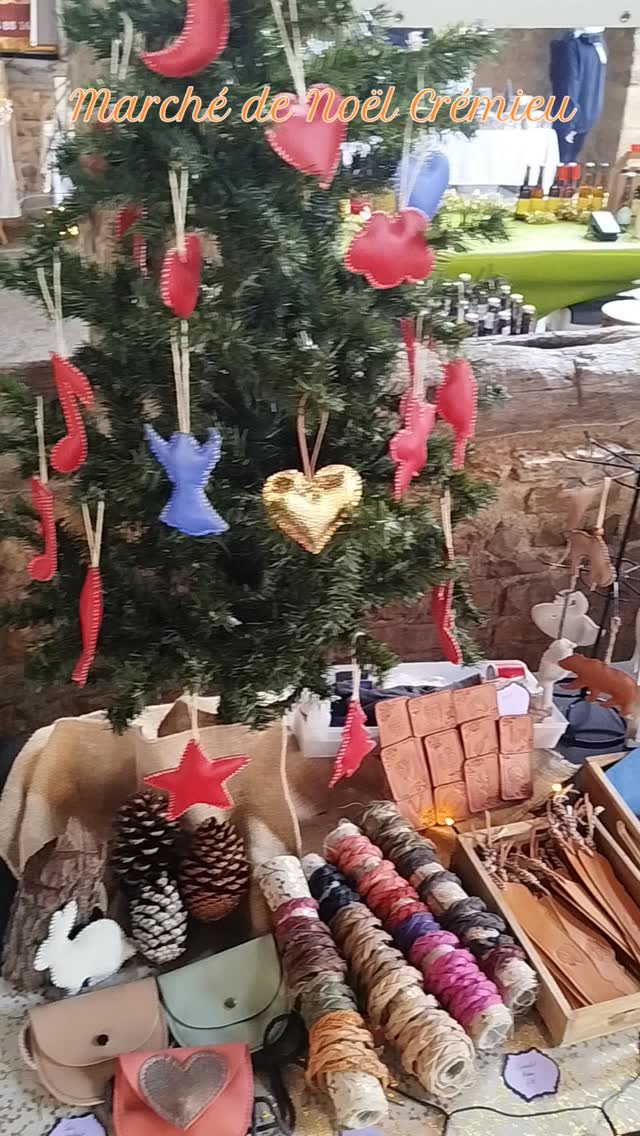 #cuir #cadeaucuir #artisanatfrançais #cadeauxpersonnalisés #repoussagecuir