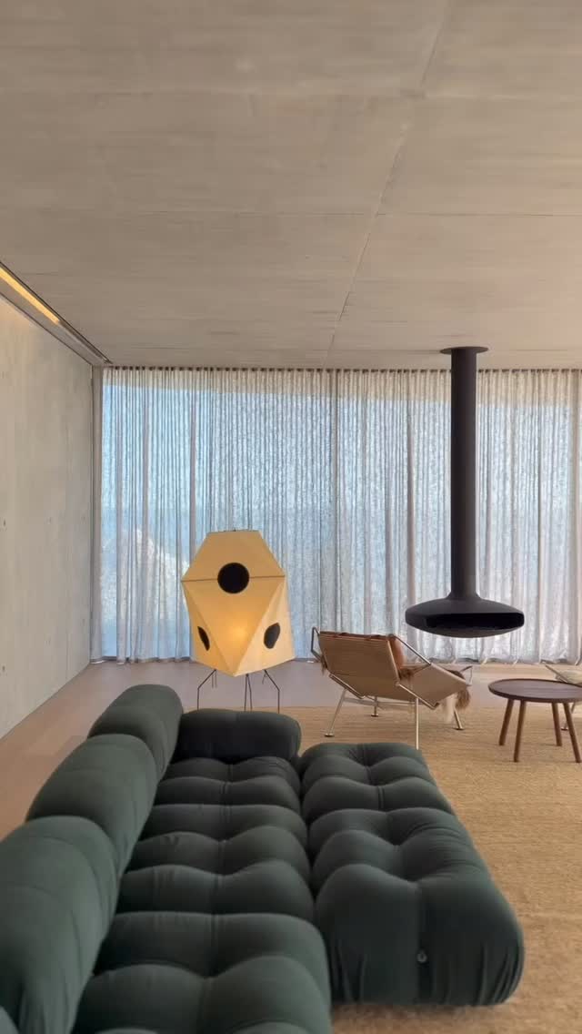 O oceano inspira formas, texturas e a paleta que definem o design contemporâneo.
Assim como a luz dança sobre a água, as cortinas Arthur Decor modulam o ambiente com precisão e leveza. Uma interpretação moderna da natureza para projetos que valorizam atmosfera, materialidade e emoção.
Design que flui. Luz que transforma.
Fale conosco @arthurdecor
#arthurdecor #arquitetura #curtainsdesign