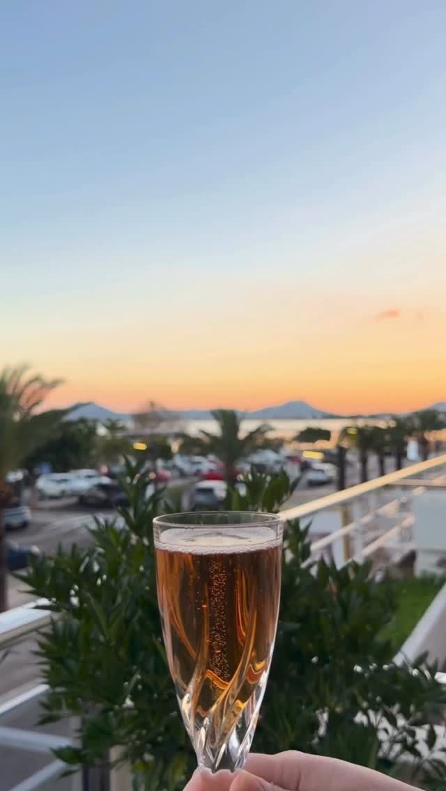 ✨ Happy New Year! ✨
Wishing you a very happy New Year from all of the In Mallorca team.
Thank you for being part of our journey this year — here’s to a year full of new opportunities, unforgettable moments, and Mallorca magic 🌅🥂
————————————
✨ ¡Feliz Año Nuevo! ✨
Desde todo el equipo de In Mallorca, os deseamos un muy feliz Año Nuevo.
Gracias por acompañarnos este año; brindamos por un año lleno de nuevas oportunidades, momentos inolvidables y la magia de Mallorca 🥂🌴
————————————
✨ Frohes neues Jahr! ✨
Das gesamte In Mallorca Team wünscht euch ein gesundes, glückliches und erfolgreiches neues Jahr.
Vielen Dank, dass ihr Teil unserer Reise seid – wir freuen uns auf ein Jahr voller neuer Chancen, unvergesslicher Momente und ganz viel Mallorca-Magie 🥂✨
#HappyNewYear #InMallorca #FrohesNeuesJahr #FelizAñoNuevo #2026