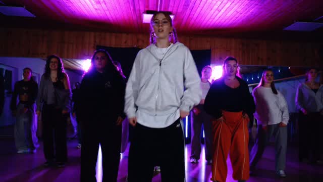 WHAT A PERFORMANCE ⚡️ @x._isax._ killed this in the center like nobody else 🤯😮💨 our All Styles Mediun members are growing from week to week and we totally love it 😍💖 #mdstudios
💌 do you want to dance with us? write us a dm for a trial class 🩵
🧠 choreography: @dennis_nixx
🎶 music: @travisscott @glorillapimp
🎥 video: @dennis_nixx
🖌️ editing: @visuals.on
#dance #dancer #ansbach #dancestudio #performance #choreography