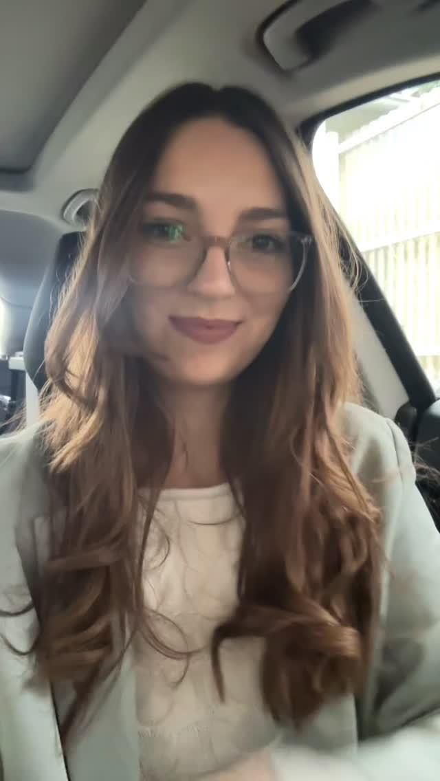 VLOG • episode 1
Hey du schöne Seele 🧡 Heute nehme ich dich mit in meinen Alltag als Fotografin. Ich durfte eine, beziehungsweise meine erste (!) freie Taufe, besser bekannt als Kinderwilkommensfest, in der wunderschönen Location @nikolaushof_wuerzburg begleiten.
Meine Auftraggeber haben all das ganz alleine auf die Beine gestellt und sich kreativ ausgetobt. Sie haben da wirklich ein Händchen dafür und mich macht es glücklich nach dem Babybauchshooting, die beiden bei einem weiteren Lebensereignis unterstützen zu dürfen.
Die fotografische Begleitung ging in etwa 2,5h und war ein Mix aus Reportage und geplanten Gruppen- & Familienbildern für das Ahnenbuch 🥹🤌🏻✨
Es war mir eine große Ehre und ich durfte zudem zwei ganz tolle Dienstleister kennenlernen, die unfassbar tolle freie Rednerin Manuela @momente.mit.herz & den talentierten Gitarristen und Sänger @vikthekick ✨ Schaut gerne mal bei den beiden vorbei.
Dir hat das Video gefallen? Lasst gerne ein ❤️ oder Kommentar 💭 da - ich freue mich auf den Austausch.
with love,
Natalie.
#fotografie #kinderwilkommensfest #taufe