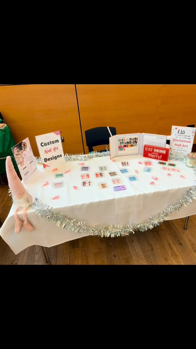 Last Christmas fayre of the weekend 😝🎄 getting into the Christmas spirit #nailsnailsnails #nailart #christmasnails #handpaintednails #nails #christmas #nailartist #pressonnails