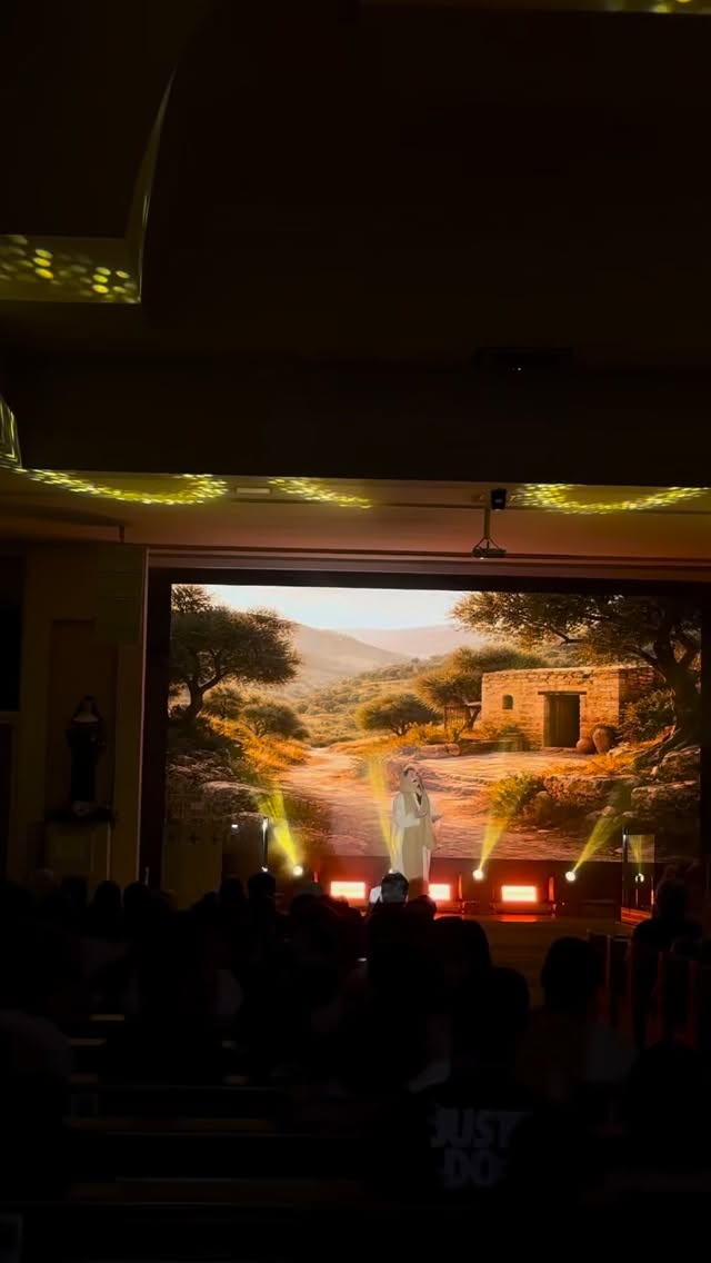 ✨ Cantata de Natal | Paróquia Santa Rita de Cássia | @paroquiaemchamas ✨
Uma noite marcada pela fé, pela emoção e pela beleza do Natal.
A Cantata ganhou vida através de um cenário cuidadosamente planejado, unindo tecnologia e sensibilidade artística para envolver o público em cada momento.
🔹 Painel de LED cênico, criando o pano de fundo perfeito para a cantata e as cenas do teatro
🔹 Iluminação, valorizando cada detalhe do espaço e das apresentações
🔹 Canhões seguidores, conduzindo o olhar e destacando os momentos mais marcantes do espetáculo
Um projeto pensado para transformar a mensagem natalina em uma experiência visual e emocional inesquecível.
⭐️Ariel Som e Luzes - Quando luz, tecnologia e propósito se encontram, o resultado é emoção.