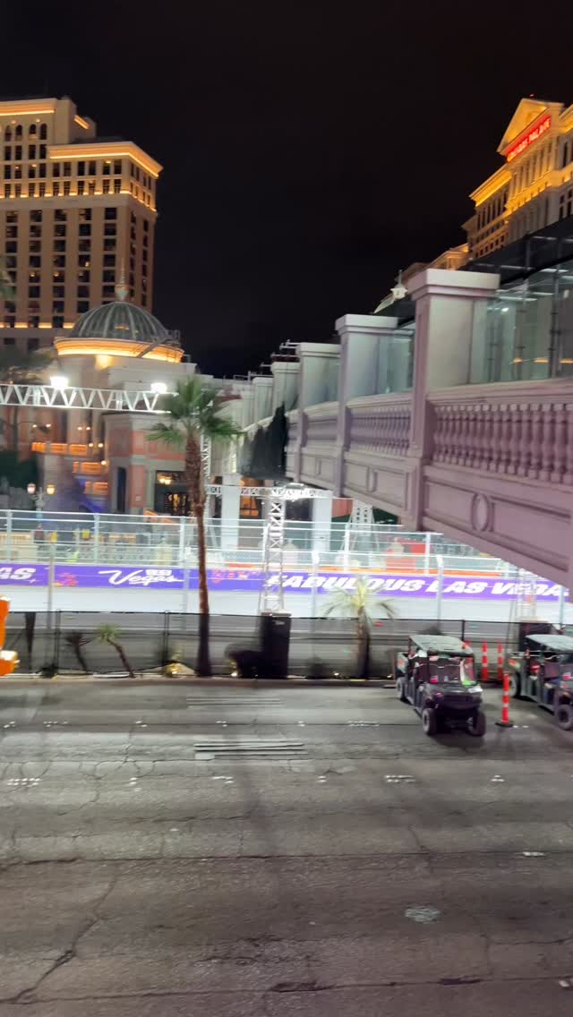 POV: riding the escalators over Las Vegas Bivd while the F1 track roars under you.
Fresh asphalt, red/white curbs, fences up.
The Strip really became a F1 circuit. Would you ride the escalators for two hours just to watch the race?
Grab my FREE Las Vegas Mini Guide at mikeyinthemix.vegas
Tap the link in the bio for more info.
#F1LasVegas #LasVegasStrip #RaceWeek
#VegasViews #MikeyInTheMixVegas