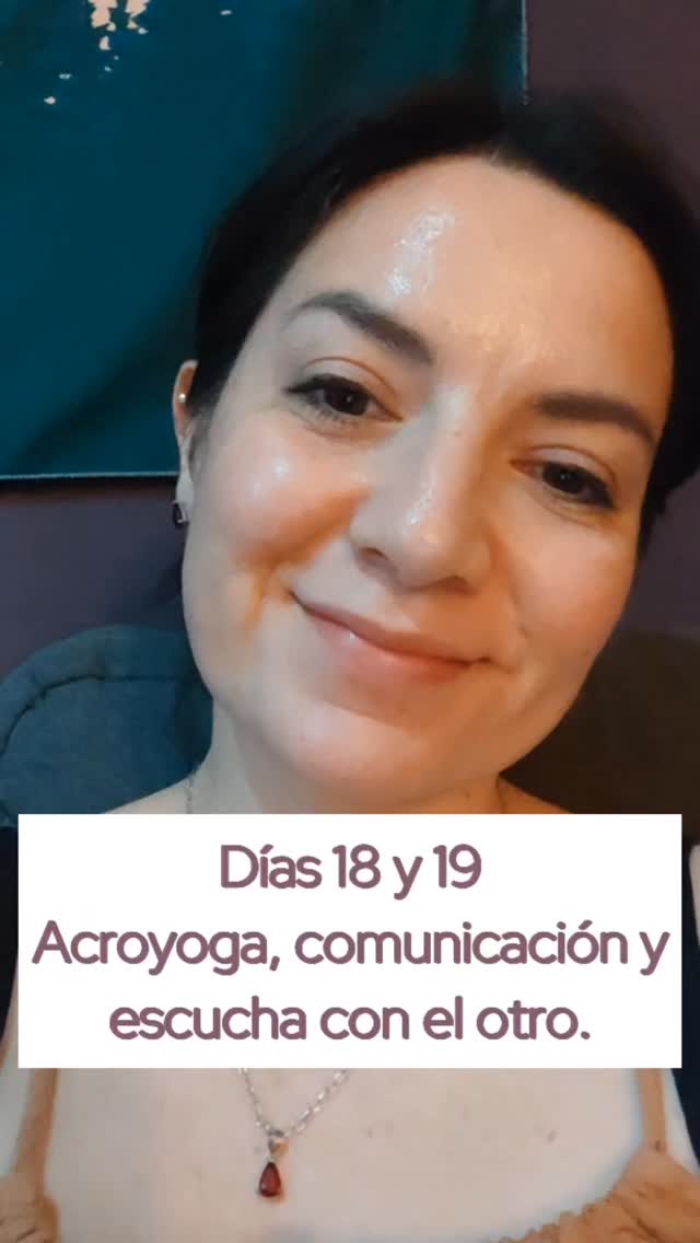 Días 18 y 19 de quedarme dormida y de ir a Acroyoga en @lacasadelacroyoga. Me gusta mucho ir a esta clase con mi hija por que implica salir de mi práctica solitaria e ir a compartir cuerpo a cuerpo, comunicando y sosteniendo en equipo cada postura y cada figura. Es estar presente a un nivel muy diferente y combinar fuerza con suavidad, observación y comunicación. Además de poder integrar a mi hija, que entra y sale a su gusto, aprendiendo a hacer espacio de los momentos de riesgo y a unirse cuando quiere jugar y pararse de manos 💕😁
#autocuidado #yoga #acroyoga #gorearmoniza #desarrollopersonal #comunicación #yogaeverydamday