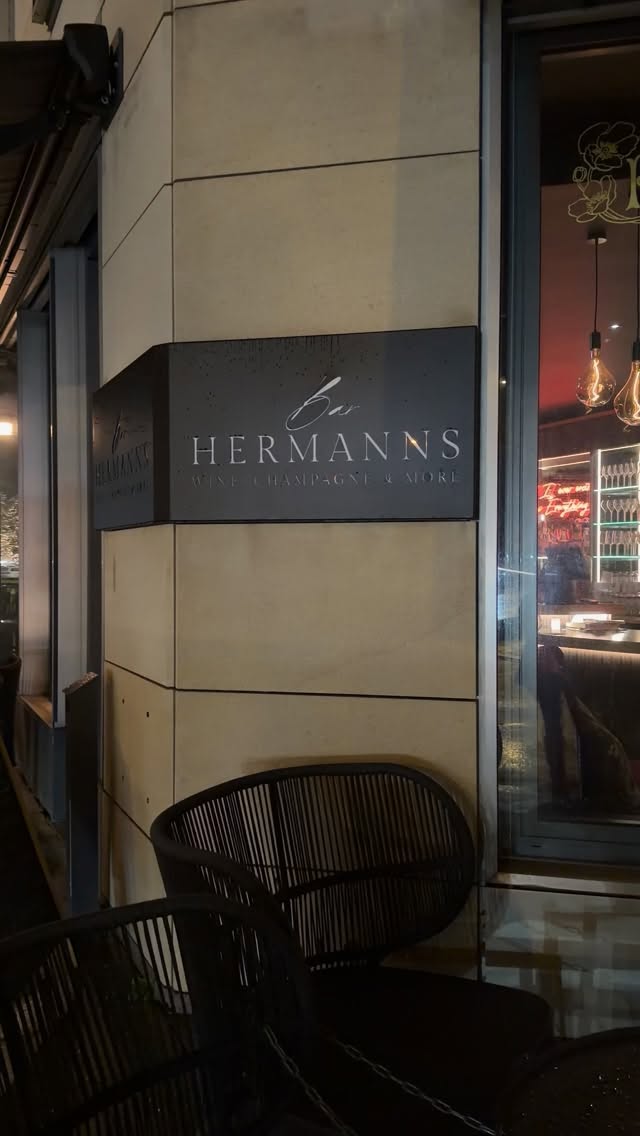 Was für eine wunderschöne Location: Die Bar Hermanns, Wein-und Champagnerbar, am Karl-Scharnagl-Ring 6-8, 80539 München.
Sascha Hermanns eröffnete sie vor ca. einem Jahr und erfüllte sich damit einen Traum. Außer hervorragenden Drinks bietet er im separaten Bereich eine exklusive Speisekarte. Wir haben sie probiert und empfehlen die neapolitanische Küche des Koch-Duos Luigi und Giuseppe von ganzem Herzen. Absolut lecker und exquisit 👏😋
#Bar#München#Restaurant#Food#DrinksGenuss