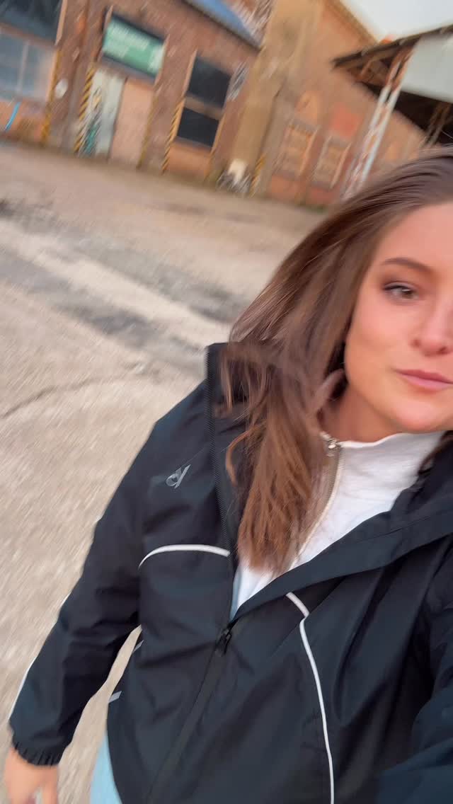 Your AM to PM fit. Overdag casual, ’s avonds onmisbaar.
#reflectyourstyle #thelabel #reflective #kwinkslag #regenjas #unisex #reflecterend