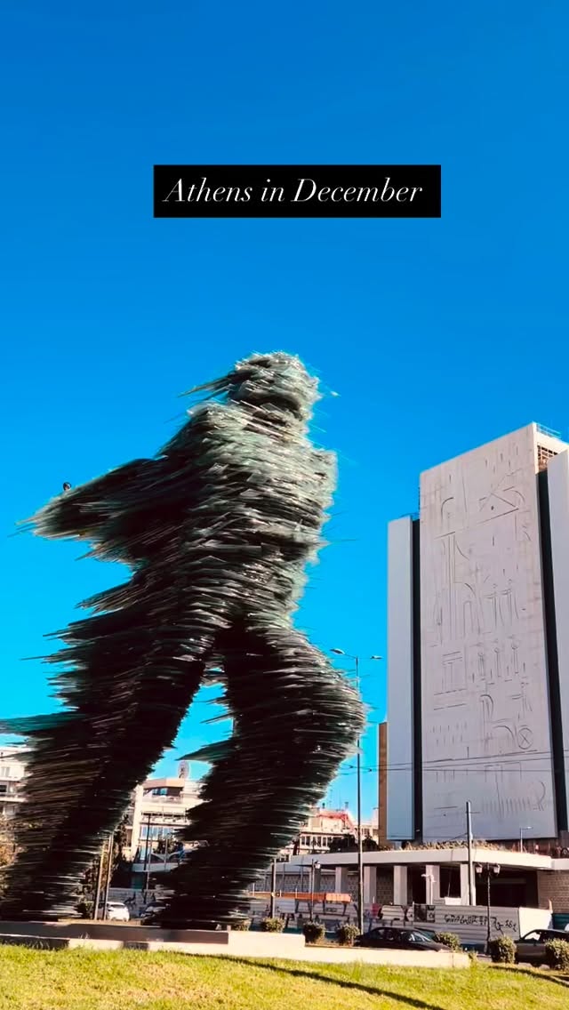 Athènes en décembre est délicieuse, lumineuse, légère, inspirante. 19C😎, le créatif showroom de @katerinapsoma , l’excellente pièce de @xoulio_togka , les travaux à l’iconique ex-Hilton, le centre historique sans les foules d’été…Athènes a une si belle énergie et elle est à visiter toute l’année sans hésitation 🧿 #athènes #xouliotogka #citybreak #athensnightlife #katerinapsoma