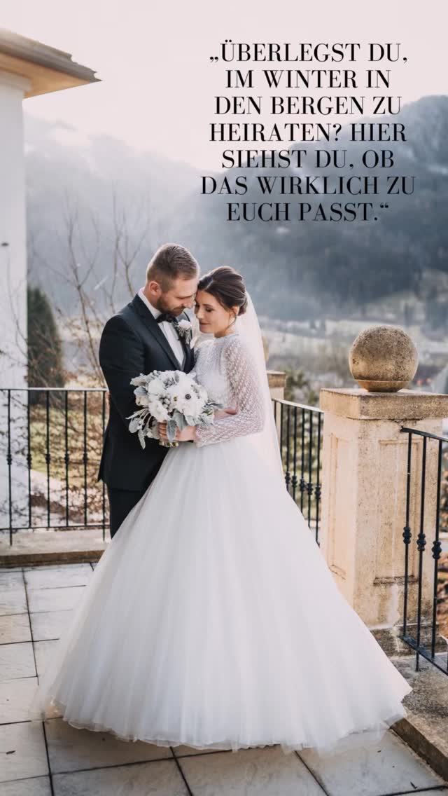 Eine Winterhochzeit in den Bergen ist einfach magisch.
Hier noch ein paar Gründe, warum eine Hochzeit in den Bergen überzegt:
1. Die Berge sehen aus wie gemalt. Schnee macht selbst den hässlichsten Hang fotogen. Für Fotos ist das quasi ein eingebauter Weichzeichner, nur ohne Lightroom-Crash.
2. Intime, ruhige Atmosphäre. Im Winter ist weniger los. Die Chancen stehen gut, dass kein Tourist im neonfarbenen Funktionsoutfit durchs Bild stapft.
3. Magisches Licht. Wintersonne ist wie ein natürlicher Beautydish. Weich, tiefstehend, golden. Du musst dir als Fotografin nicht mal einen Muskel zerren, um gutes Licht zu finden.
4. Stylische Winterlooks. Capes, kuschelige Schals, Boots, Samt, Glitzer, alles sieht im Schnee doppelt so edel aus. Und niemand beschwert sich über Schweißflecken. Luxus.
5. Gemütliche Feier-Stimmung. Drinnen knistert das Feuer, draußen glitzert der Schnee. Die Gäste tun so, als wäre es hygge und nicht einfach nur kalt. Funktioniert erstaunlich gut.