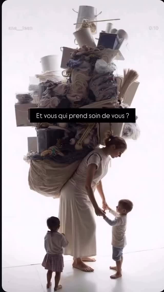 🎒 Le sac à dos des mamans
Invisible… mais beaucoup trop lourd.
Des responsabilités.
Des pensées.
Des taches à réaliser
Etre là
Des repas à prévoir, à faire
Des mots doux à trouver
Des “faut que j’y pense”.
Et aussi… beaucoup trop d’objets inutiles à la maison.
Alors comment faire pour alléger ?
on peut commencer simplement.
En s’occupant des objets inutiles
En supprimant ce qui ne sert plus.
Alors tu peux faire sortir sans culpabiliser :
• Les vêtements en trop (ceux qui dorment depuis des années)
• Les chaussures qui font mal, sont trop petites ou trop abîmées
• Les livres qu’on ne relira jamais
• Les jeux de société auxquels personne ne joue
• Les Tupperwares abîmés ou sans couvercle
• Les outils dont on ne connaît même pas l’utilité
• Les papiers “au cas où” archivés depuis trop longtemps
• Les piles usagées
• Les DVD… quand on n’a plus de lecteur
✨ Avoir Moins d’objets c’est avoir
Moins de bazar donc Plus de fluidité au quotidien.
💬 Dis-moi en commentaire :
👉 qu’est-ce qui alourdit TON sac à dos en ce moment ?
Ma devise :
💛 Rien ne sert de ranger, il faut d’abord trier.
Sandra home organiser passionnée
#homeorganizer #homeorganiser #organisationmaison #désencombrement #homeorganiserlyon