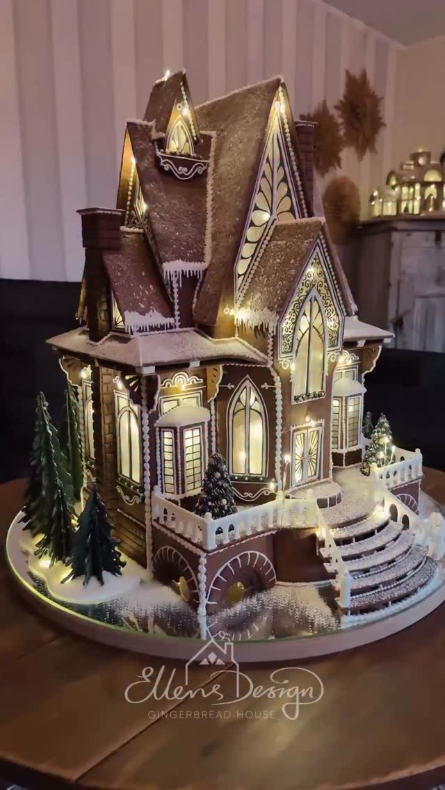 Pepparkakshuset 2025 står klart 🤎🌟🌲
Efter många timmar av skapande - från mallbygge till bakning, byggande och spritsande – står det äntligen där. Och jag måste säga: jag är riktigt nöjd med årets hus.
Jag älskar den kontrast ett hus kan bära. Förra året gick jag på mjuka runda former och flacka tak, i år valde jag raka motsatsen – något mer vasst, och lite dramatiskt i sitt uttryck.
Ett hus, eller kanske snarare ett litet slott med vinklar åt alla håll, mängder av fönster, skorstenar i olika former, trappor och granar… Ja, då är jag hemma🌲✨
Fler bilder kommer i dagarna när ljuset är bättre ✨ Kanske också några steg-för-steg-glimtar från processen. Men just nu ska jag bara njuta av känslan av att årets sista pepparkaka är bakad och klar 🥰
#pepparkaka #pepparkakshus #pepparkaksbygge #peppaekakor #gingerbread #gingerbreadhouse #gingerbreadcookies #cookies #eatable #cookie #cookieart #artist #christmas #christmasdecor #christmasdecorations #baka #julpyssel #creativity