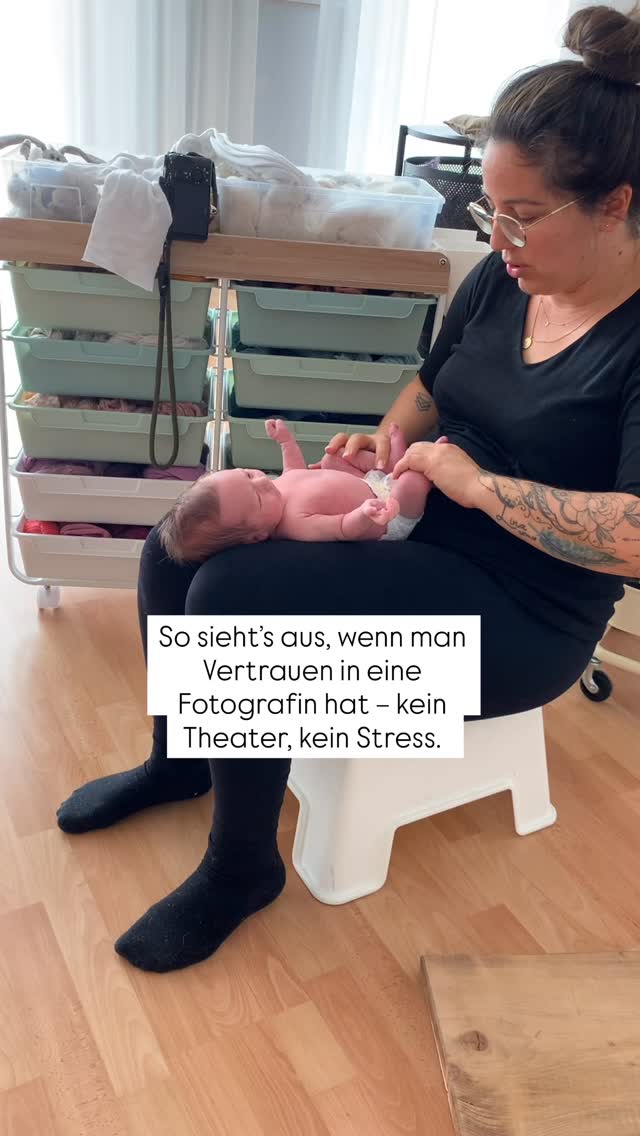 Es gibt diesen Moment, in dem Eltern merken: Wir müssen hier gar nichts beweisen. Kein „Ist das Baby brav genug?“, kein „Machen wir alles richtig?“, kein innerer Druck. Nur Ankommen. Atmen. Loslassen. Wenn ihr mit vollem Vertrauen ins Shooting geht, entsteht eine Atmosphäre, die man nicht künstlich herstellen kann. Ihr dürft euch zurücklehnen, euren Kaffee trinken, eure Schultern sinken lassen. Ich übernehme den Rest, sicher, ruhig, erfahren und immer mit Blick auf euer Baby.
Genau dann passiert dieses Gefühl, das viele mir später beschreiben: als hätte man für zwei Stunden die Welt ausgeblendet. Und genau deshalb werden die Bilder so warm und echt. Weil Vertrauen nicht nur das Baby beruhigt, sondern auch euch. Und dieser Frieden sieht man am Ende in jedem einzelnen Foto.