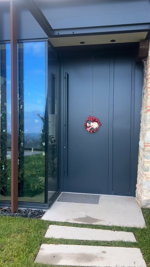 ✨ “It’s beginning to look a lot like Christmas…” ✨
Questo progetto nasce dalla grande passione della committente per l’ospitalità. La cucina è stata pensata per essere funzionale e accogliente: con alcuni semplici gesti si chiude nascondendo le zone tecniche e risaltando l’isola centrale.
Una cucina su misura, un Natale su misura. 🎄
#MessoriArredamenti #christmas #designitaliano