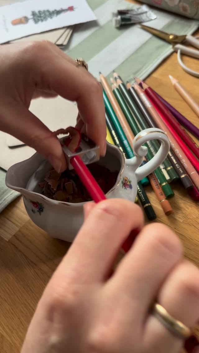 Maak je kerstkaarten helemaal af met een klein tekeningetje op je envelop!
De reeltjes zijn versneld opgenomen, maar ben ongeveer 5 minuutjes bezig met een tekeningetje. Ook hiervoor kan je de sjablonen vinden op mijn website.
#creatief #tekenen #kleuren #kerstinspiratie #kerstkaart #kleurpotloden