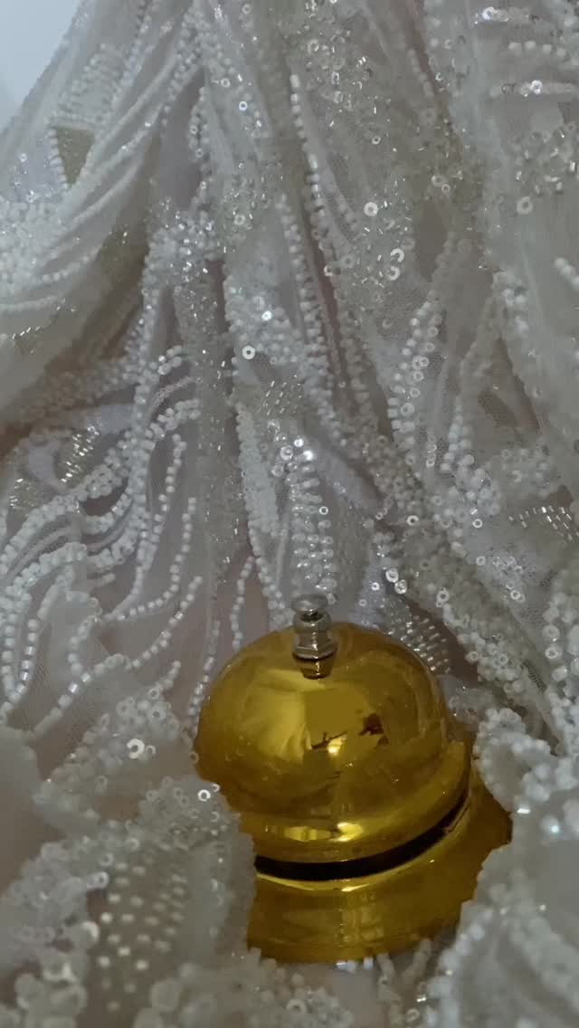 Wenn acht Köpfe dieselbe Vision tragen, braucht es keine Berge, um Großes zu bewegen. Dann gleiten selbst Klaviere an den Ort ihrer Bestimmung.
Mit vollendeter Sorgfalt wird jedes Detail komponiert, jeder Moment mit ruhiger Hand eingefangen, bis etwas entsteht, das mehr ist als Perfektion. Ein Gefühl.
Und die kommenden Bilder lassen dich eintauchen in die Essenz dieser besonderen Vision. ✨
#bridalshoot #bridedress #weddingdetails #vision #beautifulteam #weddinginspo #elegantwedding #luxuryflowers #weddingstyle #classywedding
Planung Konzept: @unique_day_wedding
Floristik & Dekoration: @ellenblumensehnsucht
Brautkleider: @inweiss.brautatelier
MUA: @jennifer_heiland.makeupartist
Fotografie: @kathrins_photo_artweddingbliss
Videografie: @jordan_visions
Braut: @angelinastreuzik