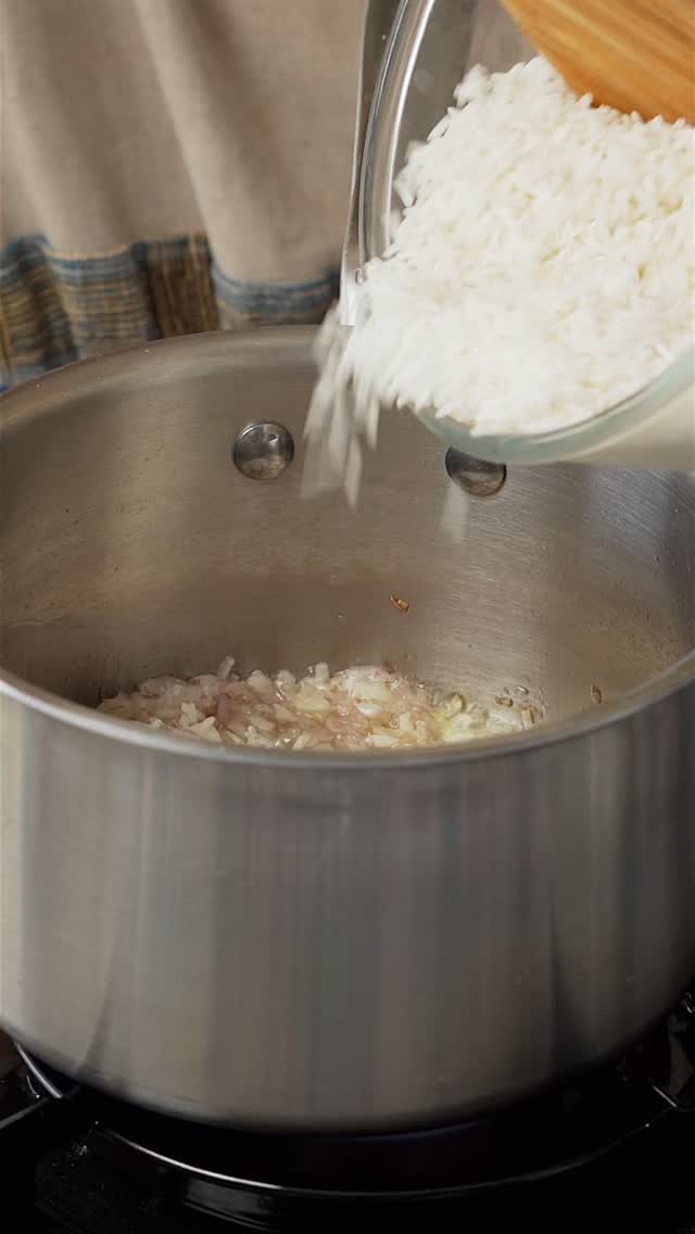 The “roasted” chicken rice I loved wasn’t roasted. It was often fried.
So I made my own preference. Same comfort, more balance, no food comas.
Youtube 👉 evehappivore
Recipe 👉 happivore.substack.com
#chickenrice #singaporefood #asianfoodlover #comfortfoods #easyrecipe