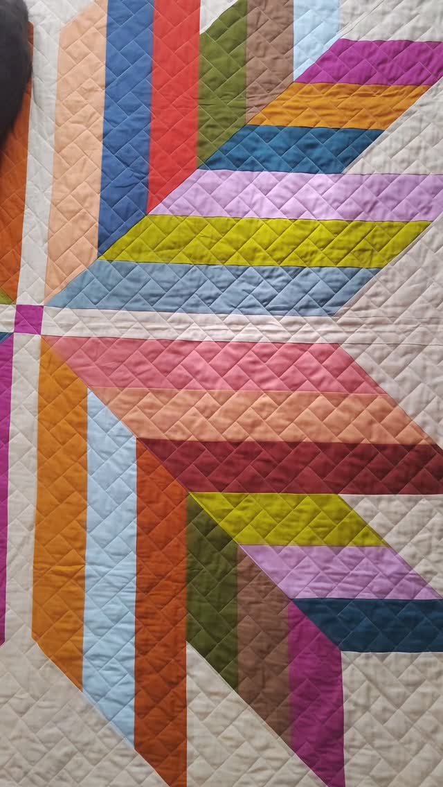 Equal parts obsessed with this @maddeeritter song and this new quilt π
Pattern: #interchangestarquilt
Quilting: @dizzlepopshop
Fabric: Kona Solids + Essex Linen