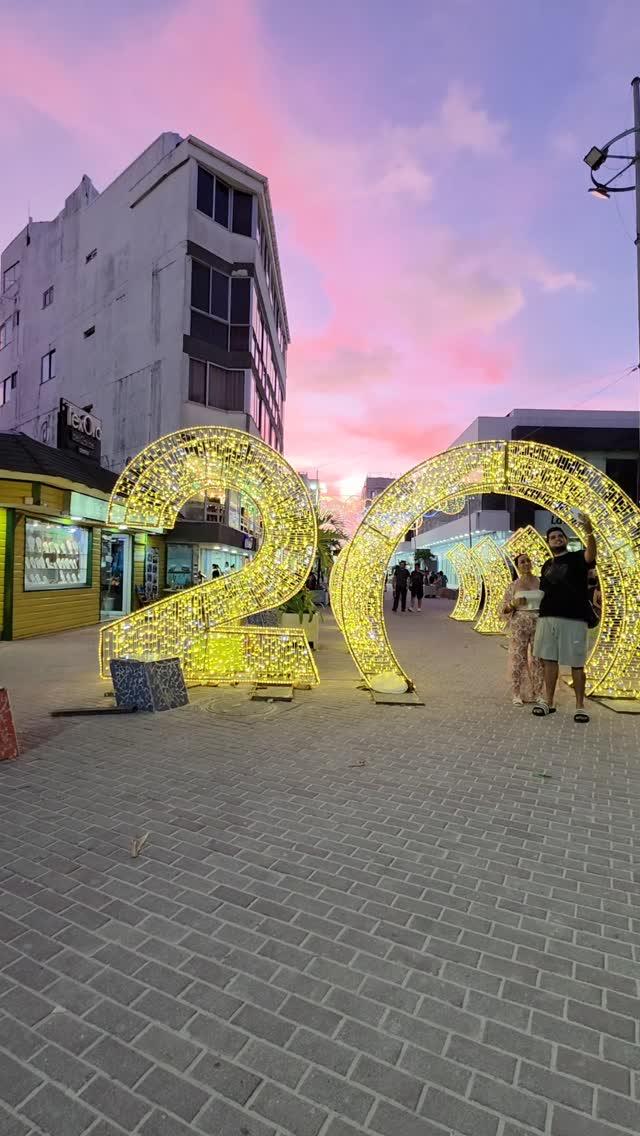 ✨🎄 Cuando cae la noche, San Andrés también se ilumina de magia. 🌴💡
Los alumbrados llenan la isla de color, alegría y ese vibe caribeño que se siente en el corazón.
Caminar entre luces, brisa marina y sonrisas es parte de la experiencia de vivir la Navidad en el paraíso.
Aquí no solo brilla la luz… brilla la felicidad. 💙✨
¿Ya viniste a verlos?
📍 Vive diciembre en San Andrés
📲 Guarda este reel y compártelo con quien sueña viajar.
#SanAndrésIluminado #NavidadEnElParaíso #MarDeSieteColores #SanAndrésIsla
#GuíaParadise