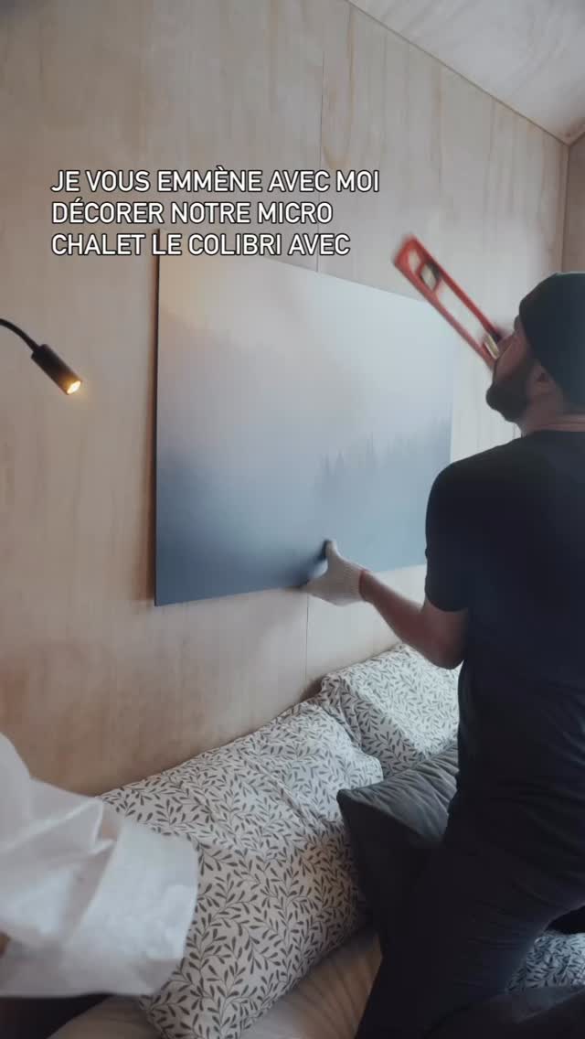 🤌 Nous prenons bien soin de décorer nos micro-chalets avec des images des paysages et animaux d’ici !
On trouve que ça renforce l’immersion en nature et on réserve évidemment une place pour une photo qui rappelle le nom de l’hébergement avec ici le colibri à gorge rubis.
#coeursauvage #foretboreale #colibri