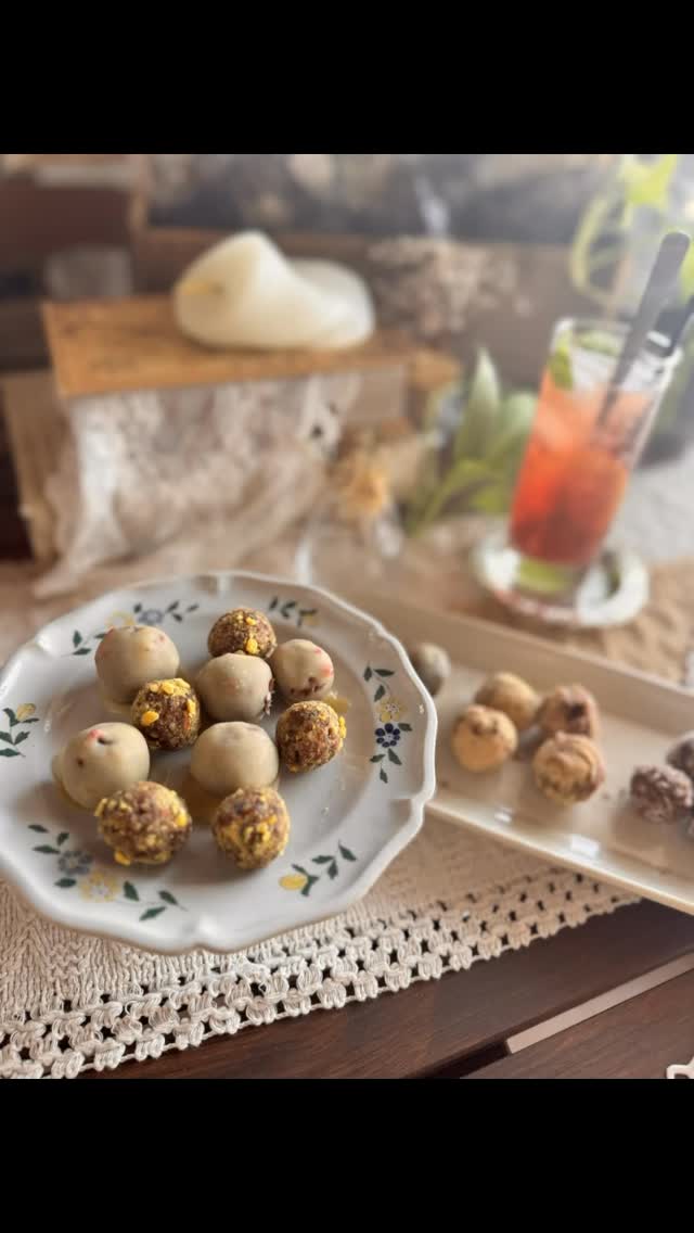 〜 𝑹𝒂𝒘 𝒔𝒘𝒆𝒆𝒕𝒔 𝒑𝒂𝒕𝒊𝒔𝒔𝒊𝒆𝒓 𝒄𝒐𝒖𝒓𝒔𝒆 〜
ロースイーツパティシエ講座
後出しの講座レポになります
こちらは
✻ Rawオランジュケーキ
✻ Rawブリスボール
今年も講座受講、単発レッスン受講
ありがとうございました♡
SNS休業を経て、
気がつけばすでに年の瀬を迎えています
今年は新しい学びの年となりました
めまぐるしく動く日常についていけず
配信は後回しに…
それでも繋がる方と繋がって
新しい世界を見せてもらいました✧
来年はさらに新しい世界を掘り下げて
楽しんでいければいいなぁと思ってます!
そんな中でもやはり
ロースイーツを作っている時は“ゾーンに入る”
忙しさの中でも作り終えた後は
とても気分がスッキリしています☺︎
達成感もある!
これぞ正しく「魂との一致=好きなこと」
私にとってのヒーリングワークです
自分を偽らず、好きなことができるのって
本当にありがたい!
あなたにとってのヒーリングワークは何ですか?
自分にとってのヒーリングワーク、
ぜひ考えてみてください𐂂𖠰
……
ヒーリングワークとなるような
ロースイーツ作りをしてみたい方
ロースイーツの基礎からプロ並みの技術を学びたい方
🌿来年度の講座受講生を募集です🌿
開講は2月を予定
(日程調整は可能 ※お気軽にご相談ください)
素材の味、
栄養素を大切に…
ただシンプルに素材のことを考えたスイーツ
自然に還る食生活が大切にされ始めた昨今
自分だけではなく
家族や友人の体を想いながら
楽しめるのがロースイーツです
基礎〜ご自分でアレンジがきかせられるように
サポートしてまいります!
------------------
〜 𝑹𝒂𝒘 𝒔𝒘𝒆𝒆𝒕𝒔 𝒑𝒂𝒕𝒊𝒔𝒔𝒊𝒆𝒓 𝒄𝒐𝒖𝒓𝒔𝒆 〜
ロースイーツパティシエ講座
✤ 4時間×6回
◆𝟣𝟢:𝟢𝟢〜𝟣4:00
(月2回×3ヶ月※開催日または間隔につきましてはご相談ください)
🌱 認定校制度あり
🌱 オンラインサロン『Veフォルダ』6か月間無料
🌱 教室開催 可能!
詳しくはプロフィール @lohasticのリンクより
HP内の講座をご覧ください。
˚°ºᵒ•♡•ᵒº°˚♢°ºᵒ•♡•ᵒº°˚♢°ºᵒ•♡•ᵒº°˚
《1月スケジュール》
別アカウントのスケジュールも入るため随時更新。
気軽にDMにて
お問い合わせください。
⁎⑅⃝⁎୨୧⁎⑅⃝⁎୨୧⁎⑅⃝⁎୨୧⁎⑅⃝⁎୨୧⁎⑅⃝⁎୨୧⁎⑅⃝
《募集中講座》
🌿ロースイーツパティシエ認定講座
→ロースイーツのノウハウを学びます
🌿ローショコラパティシエ講座
→ローチョコレートに特化した講座です
🌿他リクエスト可能
🌹花おはぎレッスン
ヴィーガン仕様のあんこを使った可愛いお花絞り
🌹ショコラフラワー講座
仕様の違う3種類のチョコレートでお花絞り
🌿𝒍𝒐𝒉𝒂𝒔𝑻𝑰𝑪 は
日本ヘルシーフード協会
『ロースイーツパティシエ』
『ローショコラパティシエ』
𝒓𝒂𝒘&𝒓𝒂𝒘認定校になります
@ve_tree_
🍎発酵料理教室 円居認定講師
🌹社)𝑨𝑳𝑨
『ショコラフラワー認定講師』
になります
*+*+*+*+*+*+*+*+*+*+*+*+*+*+*+*
☆𝑳𝑰𝑵𝑬 (𝑰𝑫→@𝟥𝟩𝟨𝗊𝗎𝗏𝗅𝗂)のお友達追加で
ロースイーツレッスンがお得に受けられるクーポン配布中♡
*・゚゚・*:.。..。.:*・゚゚・*:.。. .。.:**・゚゚・*:.。..。.:*・゚゚・*:.。.
《𝒍𝒐𝒉𝒂𝒔𝑻𝑰𝑪 𝒔𝒘𝒆𝒆𝒕𝒔》
#ロースイーツ #発酵スイーツ #植物療法 #花おはぎ
#ベビー教室 #スピリチュアルサロン