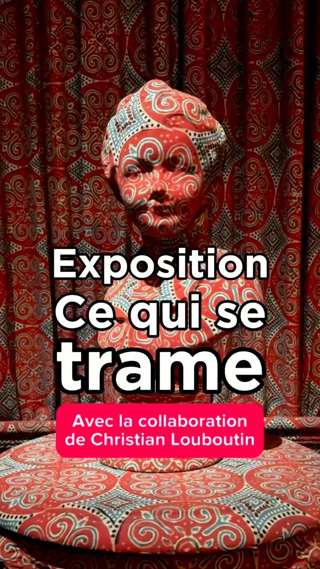L’exposition « Ce qui se trame » nous invite à explorer une histoire tissée depuis des siècles entre nos deux pays. Dès l’entrée, on pénètre dans L’Antichambre imaginée par Christian Louboutin. Décorée d’un motif indien du XVIIIᵉ siècle, ici tout, des murs en passant par cette horloge jusqu’à cette mappemonde en tissu, a été entièrement réalisé à la main par les artisans de House of Kandadu. L’exposition se compose de sept sections visuelles où les œuvres dialoguent entre elles par leurs formes, leurs matières et leur symbolique. Vous serez frappés par la beauté des tissus exposés : des pièces réalisées entièrement à la main, avec des gestes transmis de génération en génération. Dans un monde dominé par le numérique, ces œuvres rappellent l’importance du temps, de la matière, et du savoir-faire humain. Le parcours nous fait voyager des palais indiens du XVIIᵉ siècle jusqu’aux défilés de haute couture de 2025. On voit comment les traditions textiles indiennes et françaises continuent d’inspirer la création contemporaine dans l’art, la mode, le design ou encore l’architecture. Plus qu’une exposition, Ce qui se trame est une invitation à redécouvrir le textile comme un langage universel, vivant, et profondément contemporain jusqu’au 4 janvier 2026.
————————
📍Mobilier National
42 avenue des Gobelins - Paris 13
Ouvert du mardi au dimanche de 11h à 18h
Fermé le 25 décembre et le 1er janvier
Visite libre sans réservation préalable, paiement sur place.
Plein tarif : 8 euros - Tarif réduit : 7 euros (étudiants et groupes à partir de 20 personnes)
Gratuit pour les enfants de moins de 18 ans, pour les 18-25 ans ressortissants de l’UEE et les demandeurs d’emplois.
#galeriedesgobelins #mobiliernational #arttextile #histoiredelart #createurdemode #patrimoinehistorique #christianlouboutin #fashionparis #louboutinworld #i̇ndianfashion