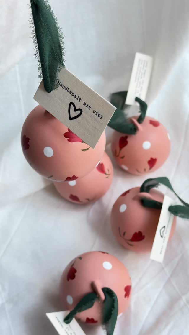 ✨ all set for @creamvienna market this weekend ✨ i’m bringing my hand-painted ceramic christmas baubles and allllll the cards i’ve been working on recently. i’m also bringing a few new prints in A5, A4 & A3. they’re going to be more affordable than my usual screen prints as they’re digital prints. 🥰🌸
#christmasmarket #christmasbaubles #weihnachtskugel