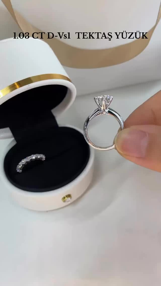 Bu 1.03 Karat D-VS1 Lab Grown Diamond yüzüğümüz, nadir bulunan D rengi ve VS1 berraklığı ile doğal pırlantanın tüm ışıltısını sunar—üstelik çok daha erişilebilir bir fiyatla!
• Taş Kalitesi :
• Karat: 1.03 ct
• Renk: D (En Yüksek Renk)
• Berraklık: VS1
• Kesim: Mükemmel Parlaklık
• Maden: 14 Ayar Beyaz Altın
• Sertifika: Uluslararası Onaylı
Fiyat Avantajını Kaçırmayın! Sadece 31.900₺
Detaylı bilgi için bize DM den ulaşabilirsiniz
#yüzük #kupe #kolye #bileklik #diamond #suyolu #tektas #tektaşyüzük #beştaş #bagetpirlanta #rings #necklake #nisanyüzğü💍 #pırlanta #labaratuvar #labaratuvarpırlanta #cvd #gift #hallowen #istanbullabdimaond #diamondlabistanbul