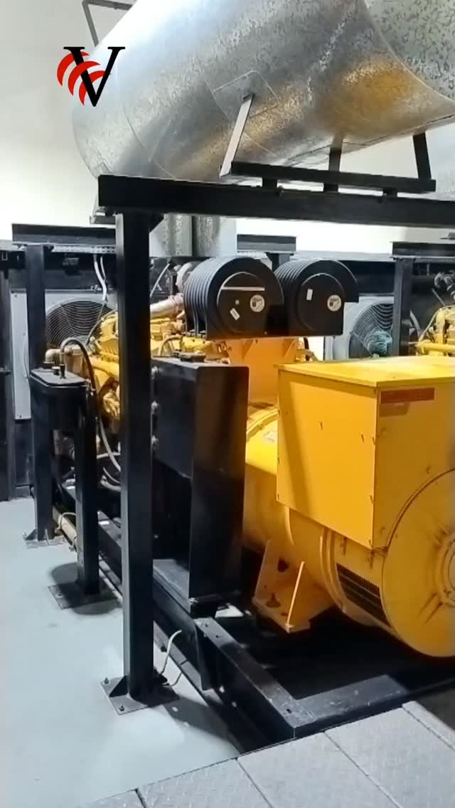 🎧 Medición de ruidos en sala de generadores de Data Center
En este reel se observa el registro de niveles sonoros dentro de una sala de generadores, donde realizamos un análisis espectral y detectamos un tono dominante en 400 Hz alcanzando 106 dB, un valor que requiere especial atención por su capacidad de generar mayor molestia, estrés acústico y fatiga auditiva que un ruido de banda ancha.
🔍 ¿Por qué los ruidos tonales son más molestos?
Porque concentran la energía en una frecuencia muy específica. El oído humano es extremadamente sensible a estos picos, los reconoce como señales destacadas y los percibe como más intrusivos, penetrantes y difíciles de ignorar.
Además, los tonos pueden interactuar con resonancias del recinto y producir sensaciones aún más incómodas.
🛠️ ¿Por qué se necesitan equipos especializados?
La detección de ruido tonal exige instrumentación capaz de:
Realizar FFT de alta resolución o análisis en bandas de 1/3 de octavas de frecuencia,
Identificar frecuencias que se destaquen respecto a sus bandas adyacentes.
Utilizar instrumentos que cumplan las normas IEC 61672.
Un sonómetro estándar sin análisis avanzado no permite caracterizar adecuadamente un tono, lo que puede subestimar el impacto real.
🚨 ¿Por qué las alarmas suelen ser tonales?
Porque un tono puro destaca del ambiente incluso a niveles menores. Es una estrategia acústica: los tonos son detectados rápidamente por el sistema auditivo, por eso las señales de alerta industriales y de emergencia se diseñan deliberadamente como señales tonales.
📈 En entornos como Data Centers, caracterizar estos componentes es clave para:
Proteger al personal,
Cumplir normativas,
Diseñar soluciones efectivas (silenciadores, resonadores, encapsulamientos).
📞 Contacta sólo a ingenieros de sonido matriculados
🌐 Web: www.acusticavitruvius.com
📱 WhatsApp: +54 9 11 6322 6230
#MediciónDeRuido #EstudiosAcústicos #RuidoTonal #IngenieríaAcústica #ControlDeRuido #DataCenter #Generadores #AcústicaIndustrial #ISO #GestiónAmbiental #Ru