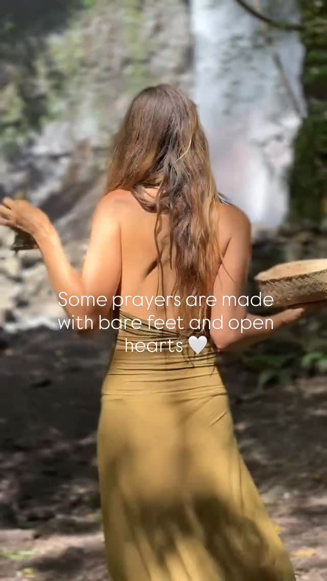 In Bali, offerings are a daily devotion 🙌🏼
a way of honoring the seen and unseen,
of acknowledging that we are not separate from the land, the water, the rhythm of life itself.
This is the spirit of She Wolf Retreat.
A return to reverence.
To instinct.
To the ancient knowing that when we tend our relationship with the earth, we begin to heal our relationship with ourselves.
We gather in Bali not to escape life,
but to meet it more fully ♥️
through ritual, connection, sisterhood, and time spent listening to what the body and the land are always whispering.
She Wolf Retreat | Bali
📍 December 30 – January 3
If you feel called to begin the new year rooted, open, and deeply connected—
step into the circle 🐺
#shewolfretreats #sisterhood #healingjourney #mamabali #womenretreat #wildwoman