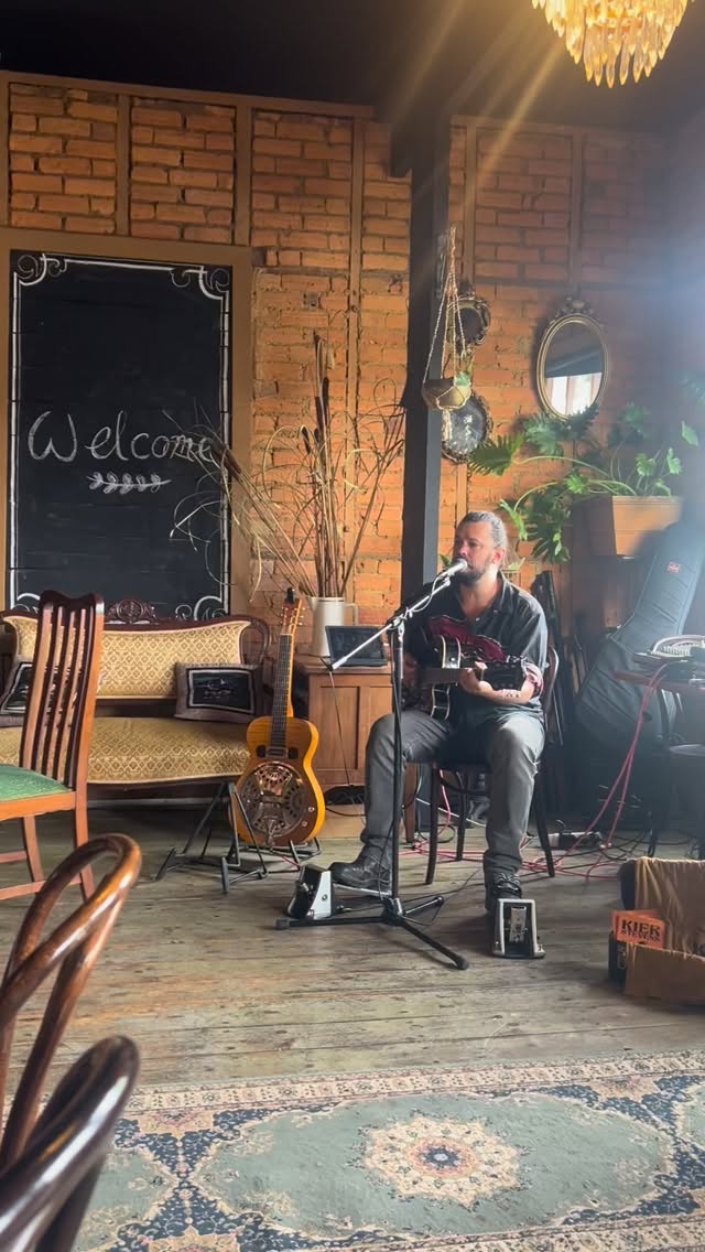 Oh yeahhhh. Welcome back @kierstevensmusic. Thrilled to be in your company this afternoon. Til 3.30ish
Pop in, grab a drink and be awed.
#supportlivemusicvenues #livemusic #localmusic