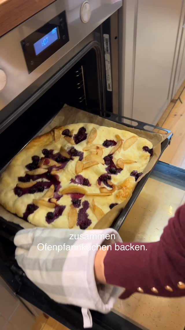 ✨ Weihnachtlicher Ofenpfannkuchen ✨
Wer wollte den Ofenpfannkuchen-Trend auch immer schon mal ausprobieren? Und ich dachte mir, dann mache ich doch direkt eine kleine weihnachtliche Variante :)
Schnell gemacht, herrlich fluffig und perfekt für gemütliche Adventsstunden! 🎄🥞
Für den Teig:
2 Eier
375 ml Milch
175 g Mehl
1 Pck. Vanillinzucker
¼ TL Lebkuchengewürz
15 g geschmolzene Margarine
Ein Apfel
Eine Handvoll Blaubeeren
Margarine in einem kleinen Topf auf niedrigster Stufe schmelzen. Eier, Milch, Mehl, Vanillinzucker undLebkuchengewürz verrühren, die flüssige Margarine langsam dazugeben und unterrühren. Den flüssigen Teig auf ein mit Backpapier ausgelegtes Backblech geben und Zimtäpfel und Blaubeeren darauf verteilen.
15 Minuten bei 190° Ober-Unterhitze im Backofen aufgehen lassen.
Anschließend on top: Zimt, Zucker & ein Hauch Lebkuchengewürz ✨
Und schon duftet die ganze Küche nach Weihnachten! 🎅🏼💫
Wer probiert’s aus? 😍👇
#weihnachtsrezept #rezept #ofenpfannkuchen
#einfacherezepte #backen