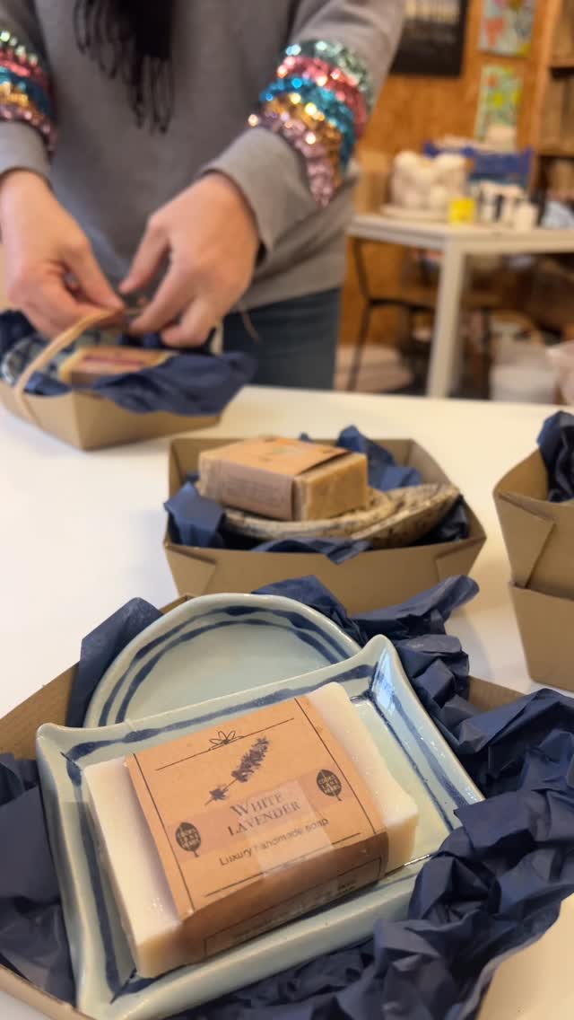 How beautiful are these soap dishes handmade by @thepaintpottle / The Village Potter?
The perfect last minute unique gift idea if you’re still looking 😍