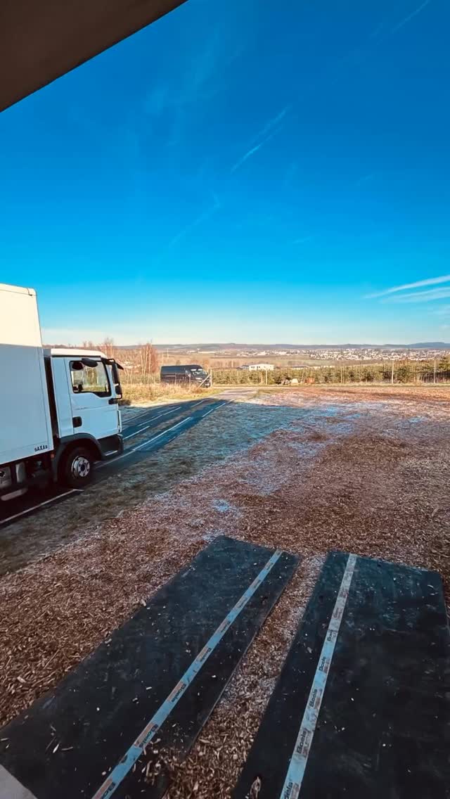 🌲✨ Tannenbaumschlagen 2025 – Ein magischer Start in die Adventszeit mit @linklaters_germany ✨🌲
Am 1. Advent durften wir die Familien unseres langjährigen Stammkunden @linklaters_germany mit über 900 Gästen – von klein bis groß – willkommen heißen.
Unser Winter Wonderland bot unter anderem:
✨ Leckeres Essen: Von Weihnachtsgans & saftigem Steak über Flammlachs, eine Grillstation mit verschiedenen Spezialitäten aus dem Taunus, gegrillten Kürbisschiffchen & Champignons aus der Riesenpfanne bis hin zu selbstgemachtem Kaiserschmarren, Bruchschokolade, Kuchen und einer festlichen Weihnachtscandy-Bar.
✨ Strahlende Kinder & fröhliche Familien
✨ Glühwein & Kinderpunsch - und vieles mehr
✨ Viele kleine und große Highlights
Die gemütliche Winterstimmung machte den Tag perfekt – ein unvergesslicher Start in die Adventszeit! 🎄🫶🏼⭐️
#diegabel_cateringevents #cateringrheinmain #cateringfrankfurt #adventszeit #winterwonderland❤️ #familienleben #eventcatering #weihnachtszeit