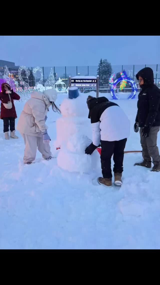 A little snow, a lot of imagination ✨
At SnowGlow, guests became creators—bringing their own snowmen to life, one frosty smile at a time ⛄❄️
#SnowGlow #WinterWonderland #SnowmanMoments #LetItSnow