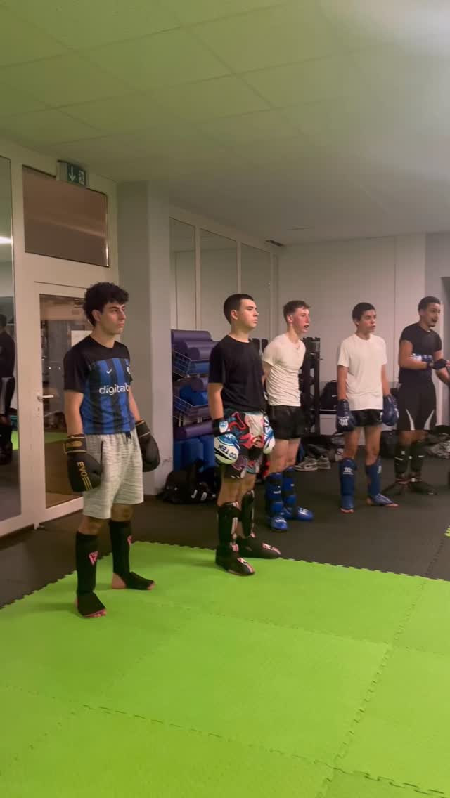 Ohne Trainer kein Verein: Technikvermittlung ist uns wichtig, damit ihr Progress machen könnt und das Training verletzungsfrei abläuft. Alle unsere Trainer sind daher im Besitz einer Lizenz vom DOSB und nehmen sich Zeit, den Ablauf einzelner Techniken genau zu erklären. 🥊. #fikaze #kickboxing #kickboxen #wako #training #wakokickboxing #training #badkrozingen