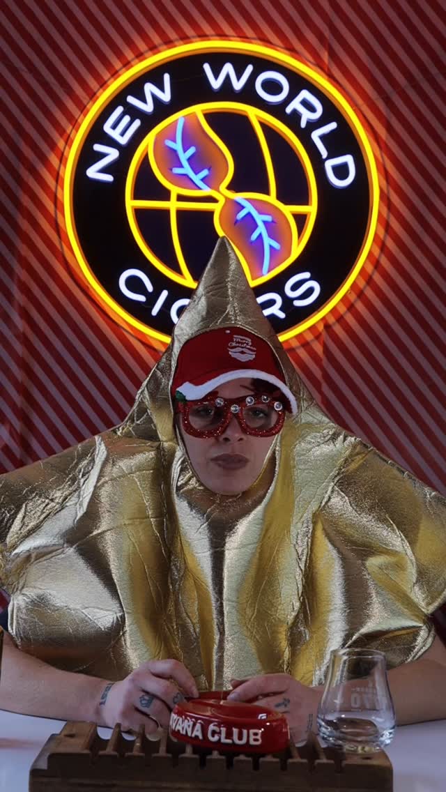 TOR ADVENT CALENDAR DAY 17 ⭐️ 🎅
Today we’ve kept it quite traditional with a @joyacigars red and @flordecanarum 🥃
This pairing speaks for itself, and I’m pretty sure you’ve all had rum and cigars 💨 🔥
See you tomorrow!
#toradventcalendar #joyacigars #flordecanarum #cigar #cigars #botl #sotl #cigarlife #cigaraficionado #cigarsnob #nowsmoking #cigarsociety #cigaroftheday #smoke #stogie #cigarphotography #newworldcigars #cigarstagram #cigarboss #cigarworld