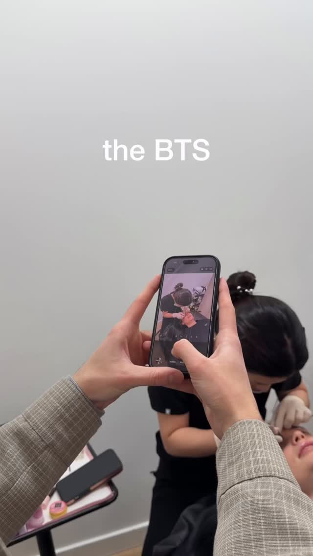 The secret to naturally lifted lashes? Korean technique, always 𩷠#LavoomSalonYYC
â˘
#YYCBeauty #CalgaryBrows #CalgaryLashes #BeautySalonYYC