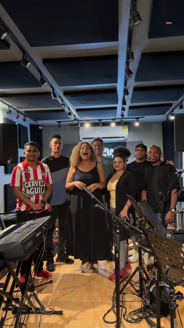 🔥🙌🏿Esta noche nos vemos para disfrutar de la voz que abraza el alma del Caribe. La Carmen, cantautora que entrelaza raíces y futuro, su canto es resistencia y poesía, un viaje sonoro que convierte el folclor colombiano en un latido universal.
¡Qué no te lo cuenten! #LoHacemosEnCombo