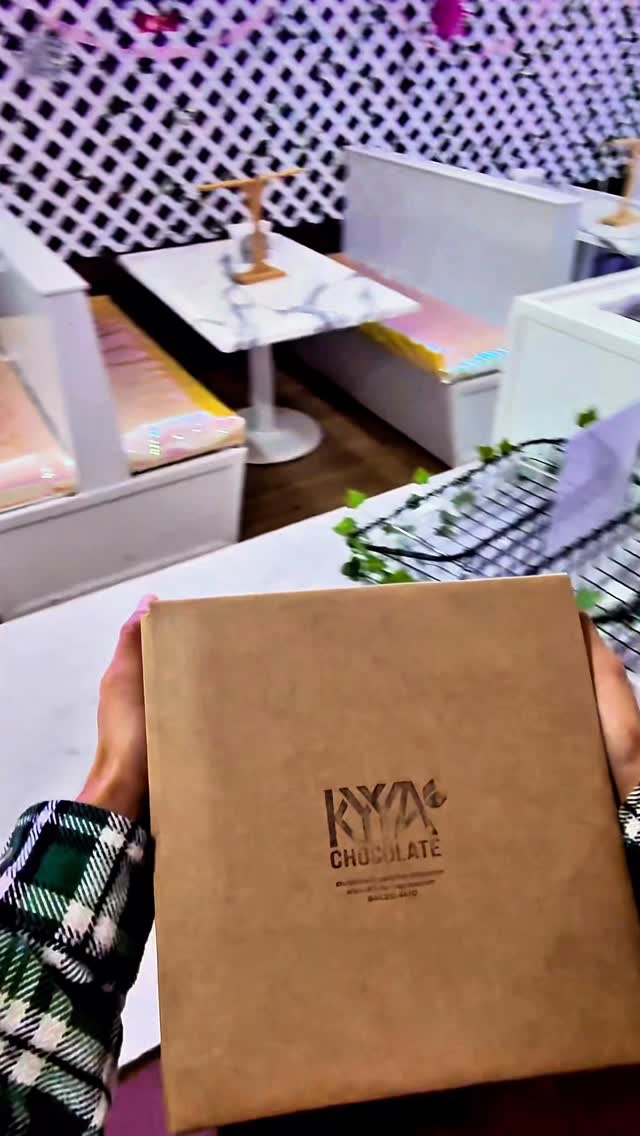 🍫✨NEW CHOCOLATE IN STOCK!✨🍫
Restocked and ready for the holidays 🎁
Our shelves are filled again with @kyyachocolate’s single-origin chocolate bars — including the Dubai bar and the Squachee bar. With 10+ flavors to choose from, they make the perfect gift or stocking stuffer.
Swing by and grab a few while they’re here! 🍫✨
📍2730 N. College Ave. Fayetteville, AR 72703
🚪Check Google Maps For Current Hours
#cremeicecreamco #icecream #fayetteville #arkansas #fayettevillearkansas