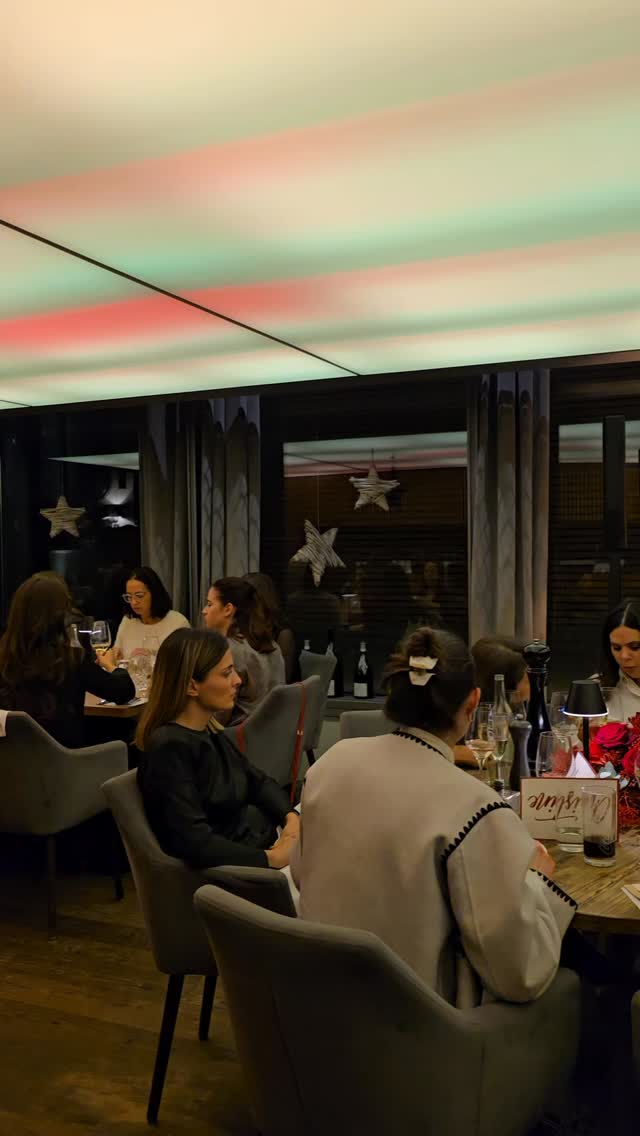 „Es war Magie in der Luft. Und diese Magie hieß: Verbindung.“
Freitagabend haben wir nicht nur gefeiert – wir haben gespürt, was entsteht, wenn Frauen zusammenkommen, um sich selbst und einander zu sehen. 💫
Denn diese Weihnachtsfeier war keine klassische Firmenfeier.
Sie war ein Geschenk an unsere Kundinnen. An die Frauen, mit denen wir dieses Jahr intensiv zusammengearbeitet haben – unsere VIP und Mentoring Kundinnen. An all jene, die oft allein feiern würden – obwohl sie Großes geleistet haben.
🌟 Weil Selbstständigkeit nicht einsam sein muss.
Wir wollten einen Raum schaffen, in dem Erfolge gesehen werden.
Wo gefeiert wird, was im Alltag oft untergeht:
Der Mut. Die Entwicklung. Die Entscheidungen. Die Tiefe.
Und dieser Raum ist entstanden. Im @portale50 in Karlsruhe, umgeben von eleganter Atmosphäre, begleitet von der wundervollen @lauraritter_saengerin & @danielsteigledermusic am Saxophon.
✨ Aus einem Dinner wurde eine Party.
✨ Aus einzelnen Unternehmerinnen wurde ein gemeinsamer Moment.
✨ Und unsere Energie war so ansteckend, dass sogar Gäste von außen sich dazugesellten.
Besonders berührt haben mich unsere drei Awards:
🏆 Gründerin des Jahres – Sandra Klemm, die leise, aber mit beeindruckender Klarheit ihr Business gegründet hat. @aromasa.impuls
🏆 Macherin des Jahres – Katharina Schlömer, für ihre tiefe Persönlichkeitsentwicklung und mutige Schritte als Unternehmerin. @immo_schloemer
🏆 Entscheiderin des Jahres – Duygu Adam, für große Entscheidungen, die über Jahrzehnte wirken werden. @suppenglueck_frankfurt
Ich bin noch immer beseelt und zutiefst dankbar.
Danke an das gesamte Team von FRAUEN&BUSINESS für die Orga: Petra, unsere Annas, Mona, Christine. Die Karten von @typo_heilig und Fotos und Videos von @fomenko_ph.de
Danke, für eure Energie:
@agentur.91 @mona_degen @businessfinanzen_im_griff @fiehlsocial @faecherliebe @olga.kolmakov @deine_finanzberaterin @bsconceptservice @elenajakob.de @gordana.gross.immobilien @lucindaegner.consulting @maschenherz @nestwerk.ettlingen @sarah_immer @uniq.mynd @agentur_traumhochzeit Monika Raseghi @innerlove.official @verlustfreude Christiane Büchele @tina__misch @jana.rauscher @veronikaberninger